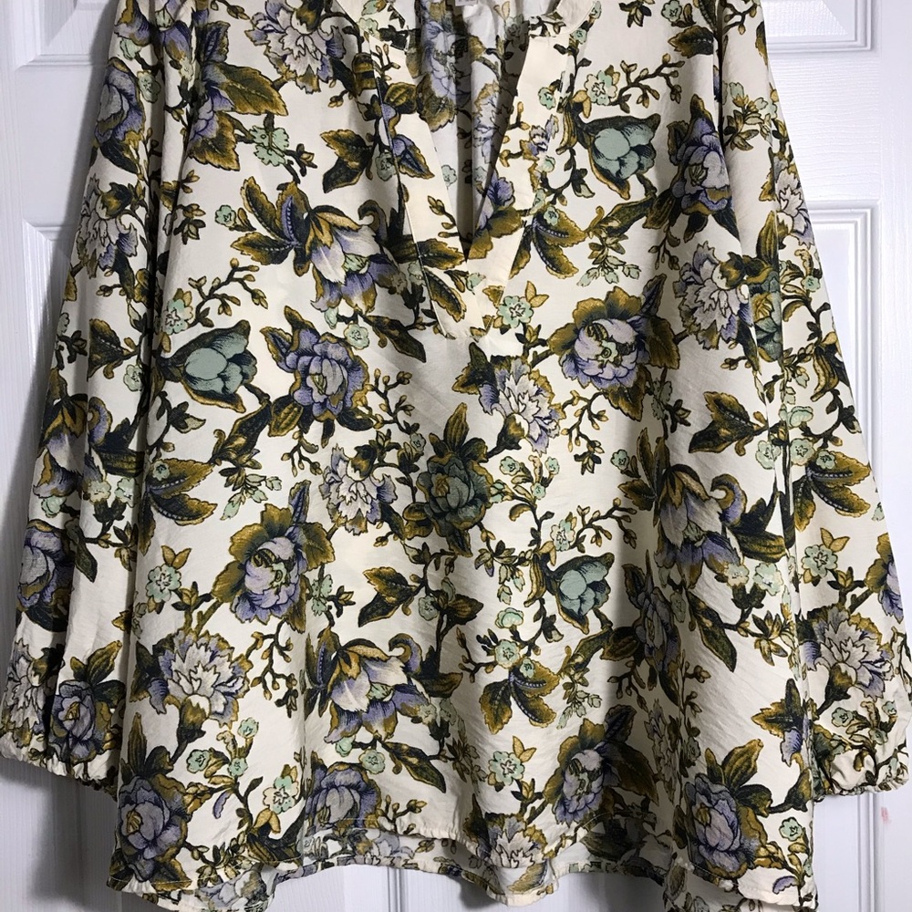 Loft Floral in Cream with Green & Lavender Accents Blouse Top M - Picture 2 of 7